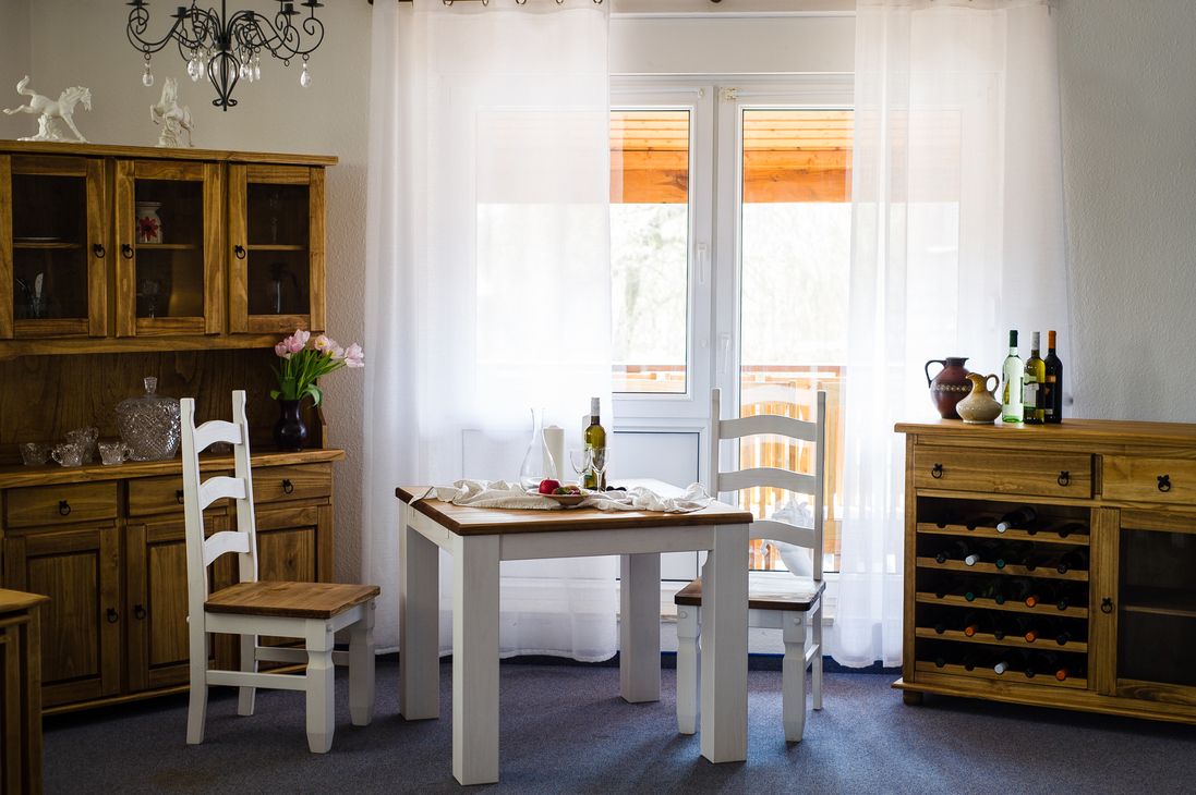 Pinienholztisch mit Stühlen und Schränken