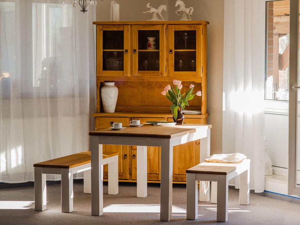 Pinienholztisch mit Schrank und Bänken